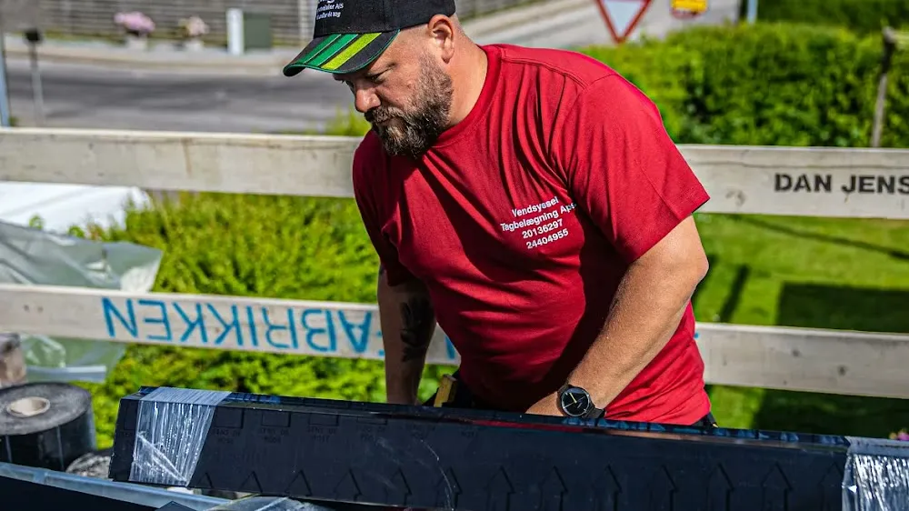 Medarbejder fra Vendsyssel Tagbelægning med tagmaterialer på en trailer